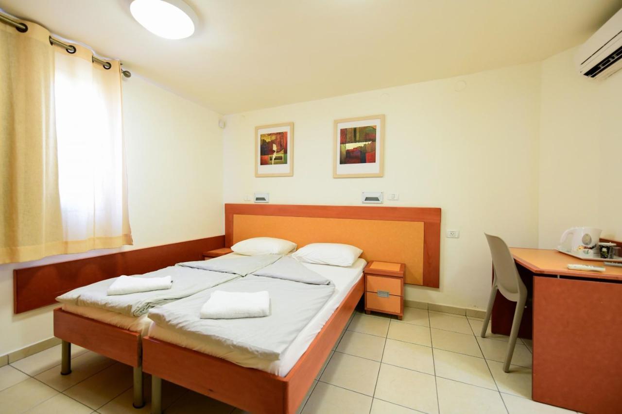 Hi - Arad Hostel Buitenkant foto